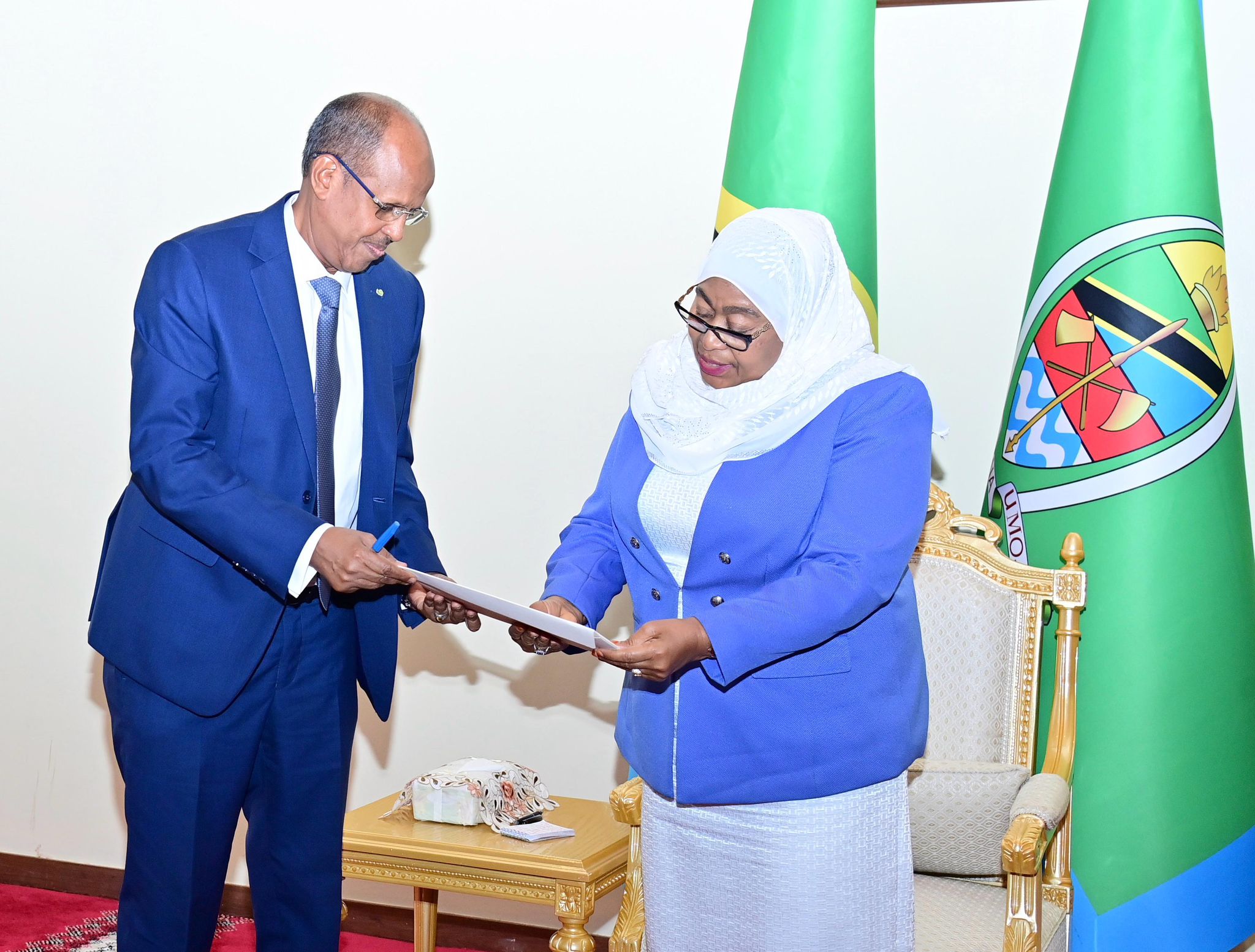 RAIS SAMIA AKUTUNA NA KUZUNGUMZA NA MJUMBE MAALUM WA RAIS WA DJIBOUT IKULU JIJINI DAR ES SALAAM.