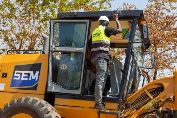 MWENGE WA UHURU WAZINDUA MTAMBO WA KUTENGENEZA BARABARA KALIUA