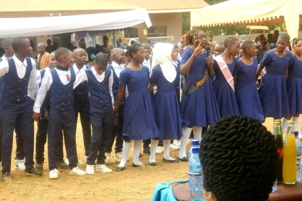 AFISA UGAVI WILAYA AIPONGEZA SHULE YA SIMAGOO, AAHIDI MSAADA WA VIFAA VYA MICHEZO