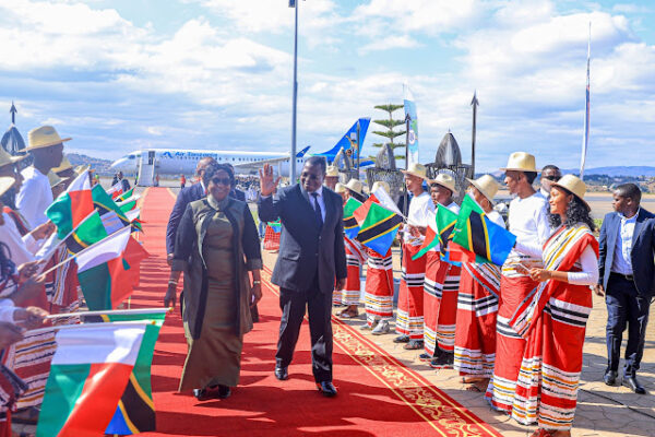 MAKAMU WA RAIS AKIWASILI NCHINI MADAGASCAR KUSHIRIKI MKUTANO WA 45 WA SADC
