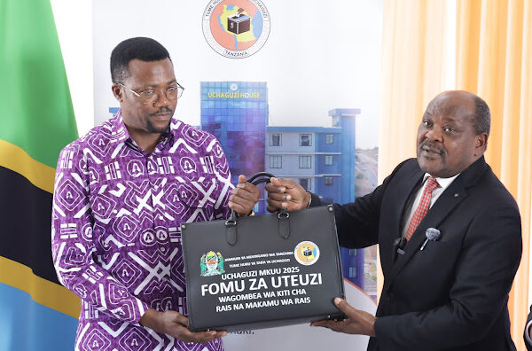 MPINA WA ACT WAZALENDO ACHUKUA FOMU ZA UTEUZI INEC KUWANIA KITI CHA RAIS