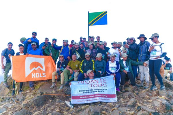 WADAU WAJITOKEZA KUPANDA MLIMA LOLMALASIN MAADHIMISHO YA SIKU YA UTALII DUNIANI.