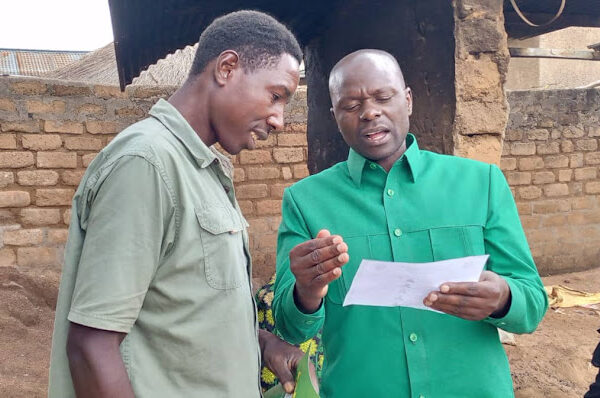 MGOMBEA UBUNGE CHATO KUSINI AOMBA KURA MLANGO KWA MLANGO